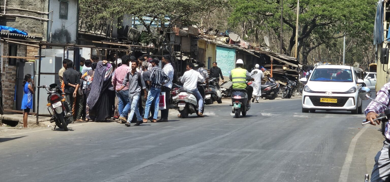 अगोदर आमचे स्थलांतर करा नंतर कारवाई करा! स्थानिक रहिवाशांची मागणी घरा वरील अतिक्रमण कारवाई थांबणार का?