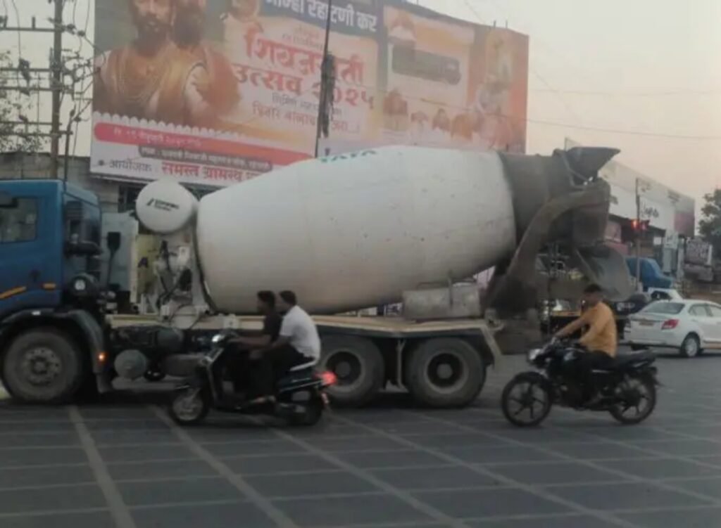 यमदूत धावतोय..! बेदरकार सिमेंट मिक्सर, डंपर, हायवाचा पिंपरी चिंचवड मधे धुडगूस.