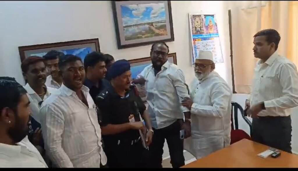 पंढरपुरात मंदिर समितीच्या बैठकीदरम्यान घोषणाबाजी! मंदिर समिती बरखास्त करा या मागणीसह इतर मागण्यांसाठी गणेश अंकुशराव आक्रमक