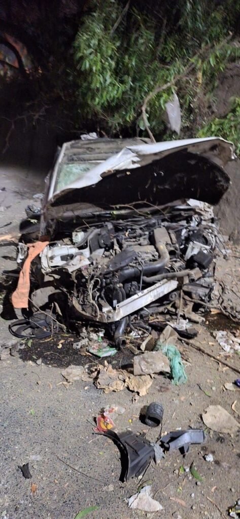 मर्सिडीज कार नवले पुलावरुन खाली सर्व्हिस रोडवरील दुचाकीवर कोसळली; दुचाकीवरील सहप्रवाशाच्या मृत्यु, दुचाकीस्वार गंभीर, मर्सिडीज चालक मद्यधुंद