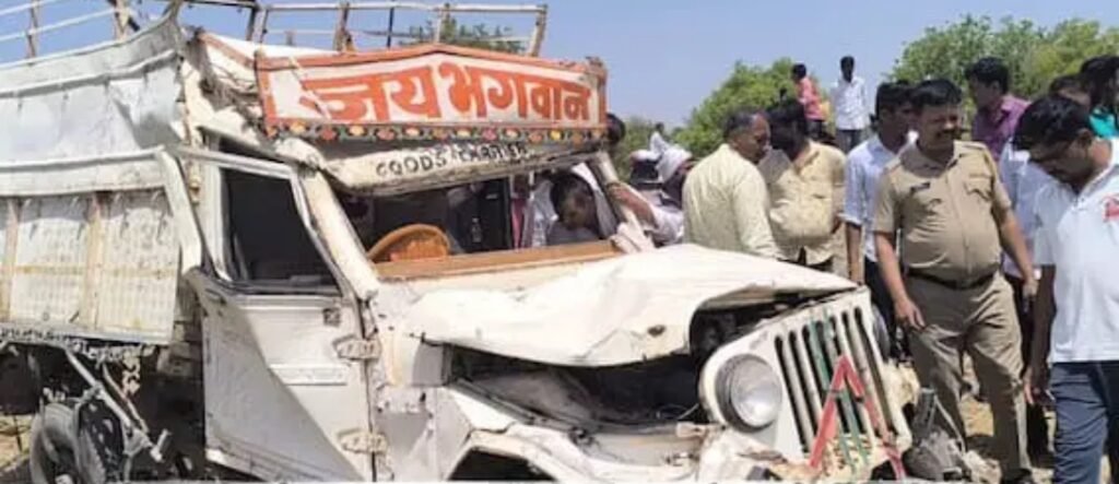 कांदा काढणीला निघालेल्या मजुरांचा पिकअप पलटला, 3 महिला ठार 15 जखमी