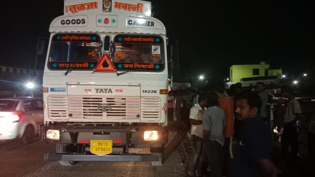 पंढरपूर नवीन पुलावर भीषण अपघात : डिझेल टँकरच्या चाकाखाली सापडून युवक जागी ठार, एक मुलगी जखमी