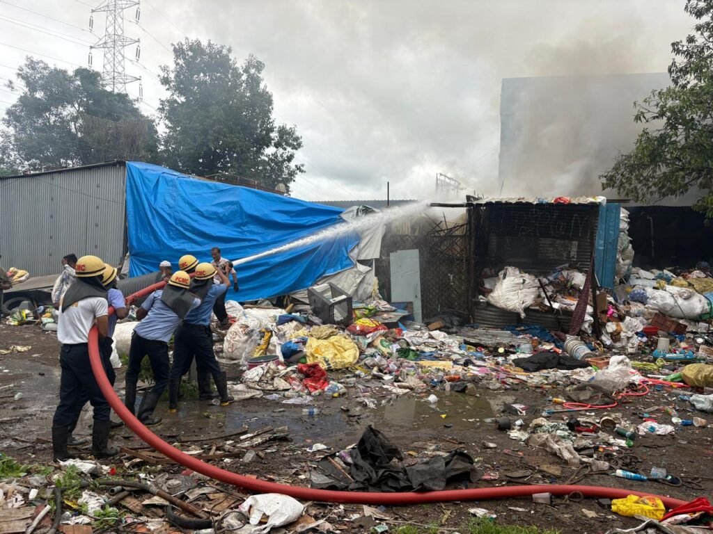 चिंचवडे नगरमध्ये भंगार दुकानाला भीषण आग – शेजारील दुकाने, गोडाऊन आणि इमारती धोक्यात; शेखर अण्णा चिंचवडे यांच्या तत्परतेमुळे मोठा अनर्थ टळला