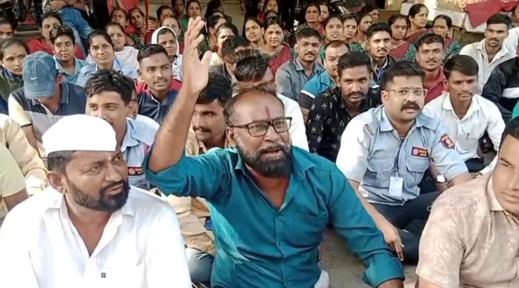 विठ्ठल-रुक्मिणी मंदिर समितीचा मनमानी कारभार; जुन्या कर्मचाऱ्यांना कामावरून हटवले, अन्यायाविरुद्ध आंदोलन