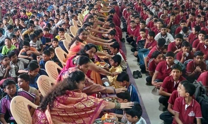 गुरुचरणांची वंदना करत विद्यार्थ्यांनी साजरी केली गुरुपौर्णिमा व चातुर्मास प्रारंभश्री फत्तेचंद जैन विद्यालयात मातृपूजन, गुरु-शिष्य संवाद, बोधकथा यांची सुंदर सांगड