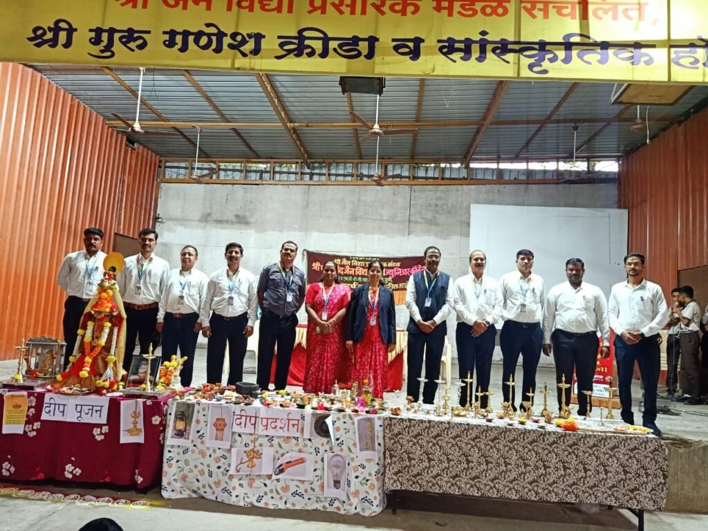 ЁЯкФ рд╢реНрд░реА рдлрддреНрддреЗрдЪрдВрдж рдЬреИрди рд╡рд┐рджреНрдпрд╛рд▓рдпрд╛рдд рджреАрдк рдкреВрдЬрди рд╡ рдкрд╛рд░рдВрдкрд░рд┐рдХ-рдЖрдзреБрдирд┐рдХ рджрд┐рд╡реНрдпрд╛рдВрдЪреЗ рднрд╡реНрдп рдкреНрд░рджрд░реНрд╢рди. ЁЯкФрдирд╡рдХрд╛рд░ рдордВрддреНрд░, рджреАрдкрдЖрд░рддреА рдЖрдгрд┐ рднрд╛рд░рддреАрдп рд╕рдВрд╕реНрдХреГрддреАрдЪреЗ рджрд░реНрд╢рди рдШрдбрд╡рдгрд╛рд░рд╛ рдХрд╛рд░реНрдпрдХреНрд░рдо рд╡рд┐рджреНрдпрд╛рд░реНрдереНрдпрд╛рдВрд╕рд╣ рдЙрддреНрд╕рд╛рд╣рд╛рдд рд╕рд╛рдЬрд░рд╛ тАУ