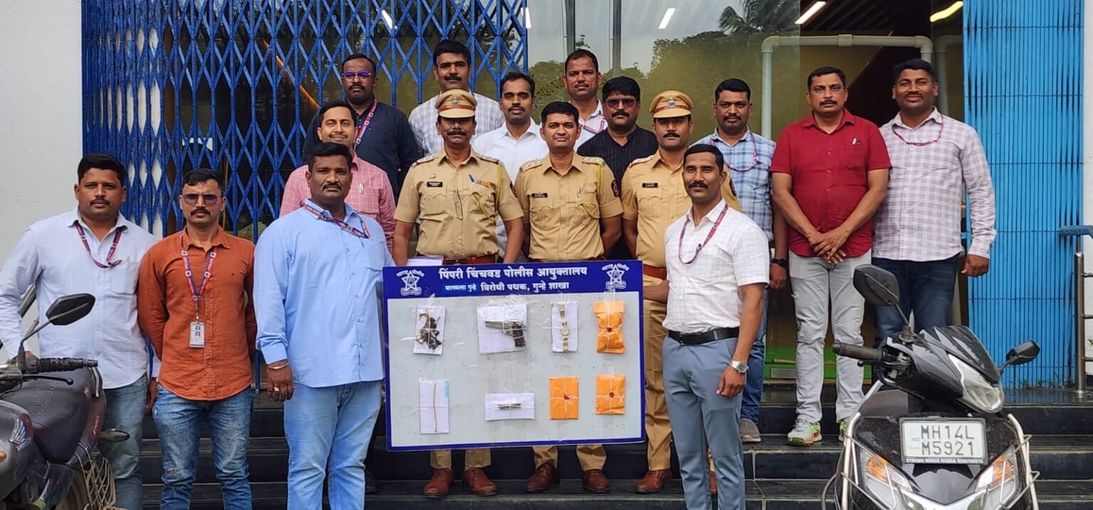 भरदिवसा पिंपरीत गोळीबार करून जबरी चोरी करणारा रवी पुजारी टोळीतील आरोपी गजाआड७०० पेक्षा अधिक सीसीटीव्ही तपासून अटक; पिस्टल, जिवंत काडतुसे, सोन्याची चैन व ३ वाहन चोरीचे गुन्हे उघड