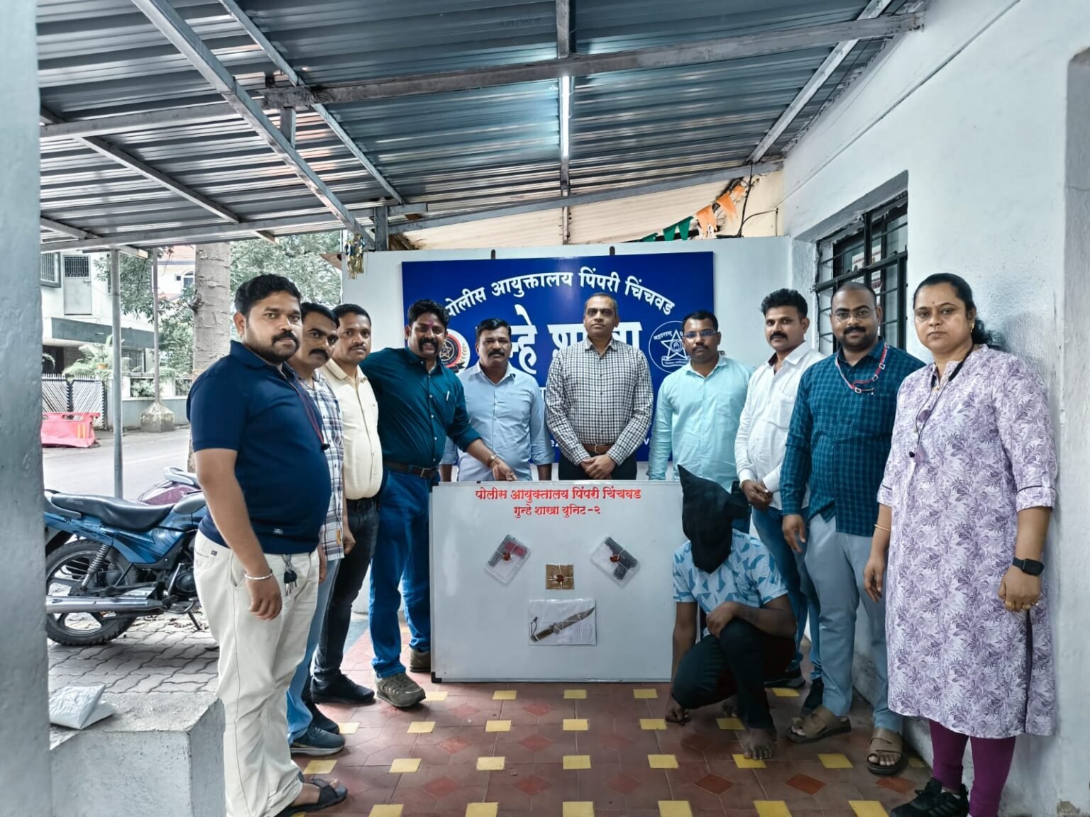 गुन्हे शाखा युनिट-२ ची धडाकेबाज कामगिरी ! दोन पिस्टल, जिवंत काडतुसे व शिकारी चाकूसह २४ गंभीर गुन्ह्यांचा सराईत गुन्हेगार जेरबंद .