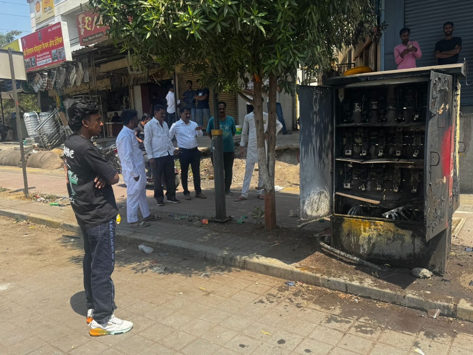 वाल्हेकरवाडी रोड येथे डीपीला भीषण आग; वीजपुरवठा खंडित, नगरसेवक शेखर आण्णा चिंचवडे यांचे तातडीने निर्देश.
