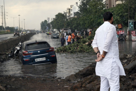वादळी पावसाचा तडाखा; विकास नगरात झाडे कोसळून वाहतूक विस्कळीत — नगरसेवक निलेश तरस यांची तत्पर धाव.